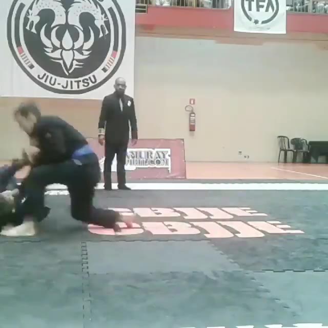Beautiful standing to ground transitions by @samuel_naionbjj