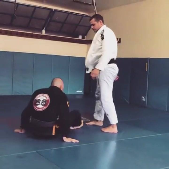 2 variations of De La Riva guard —> kneebar & takedown.  Which is your fa...