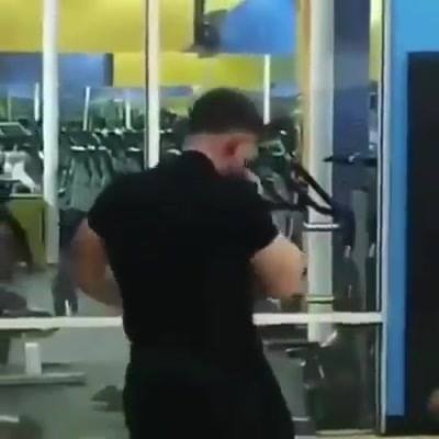 A few weeks of Jiu Jitsu could have saved this poor guy