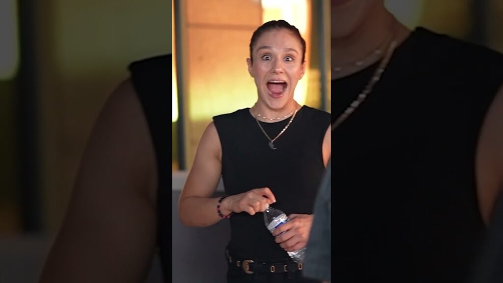 Alexa Grasso in the back just taking it all in π #nocheufc