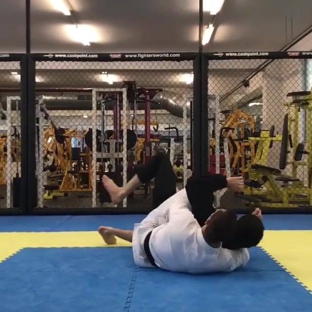 Another day, another way to take the back. This one by @mariodrills.