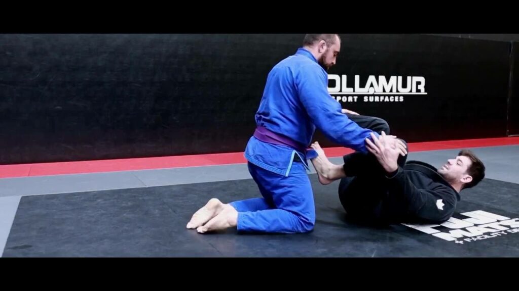 Anyone ever end up getting stuck in bottom side control, after attempting a triangle?
 How many top players intentionally go into a triangle? Because ...