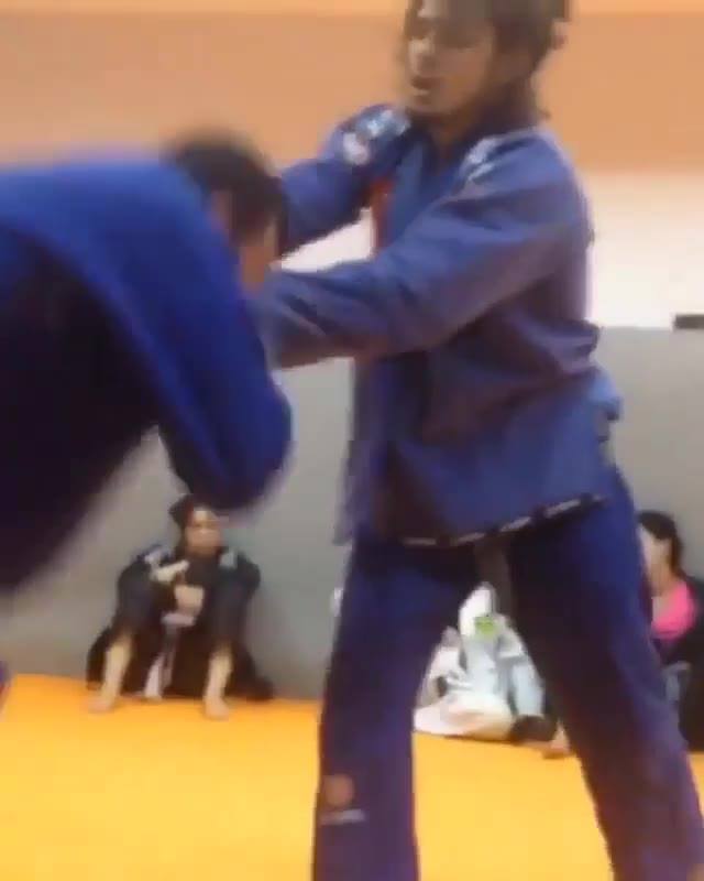 Ary Farias toying with his opponent