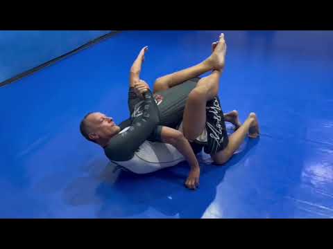 Ataque da guarda fechada no Jiu-Jitsu sem kimono, com prof. Luiz Dias