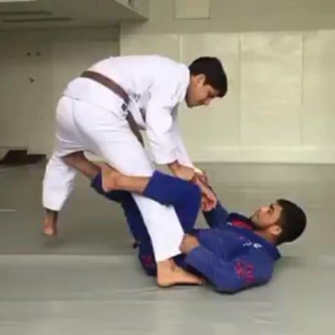 Ataque de pé + joelho partindo da guarda meia x pelo nosso professor @ozielsant...