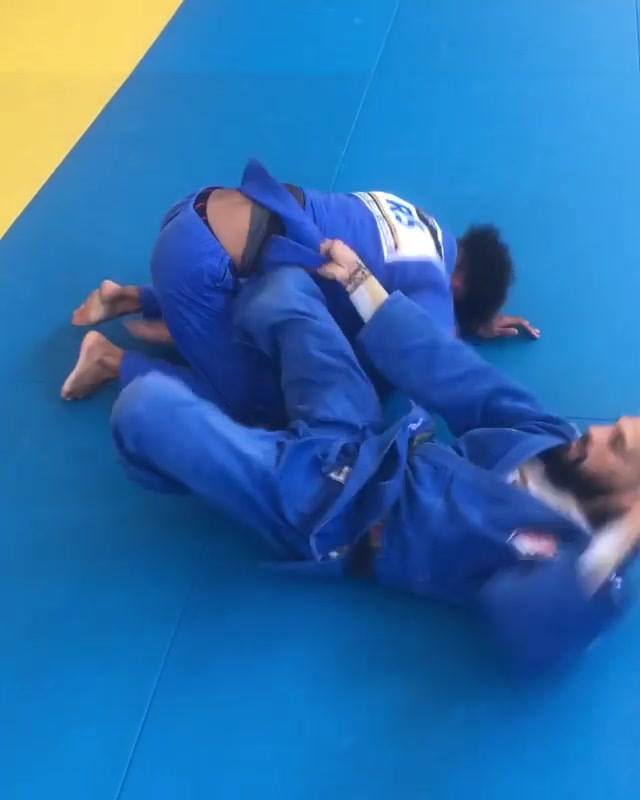 Awesome armbar drill from the turtle position.Judo 柔道 Ne waza 寝技 
 Fuente: _newaz...