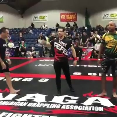 Awesome submission exchanges, great sportsmanship and the ref's reaction lol