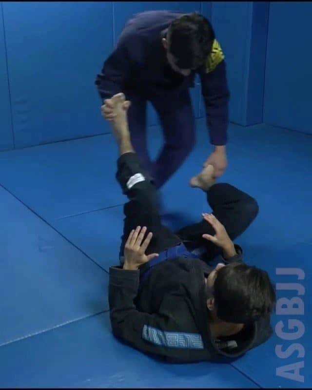 Black belt @asgbjj with a quick guard pass inspired by the Ruotolo Brothers. Go t