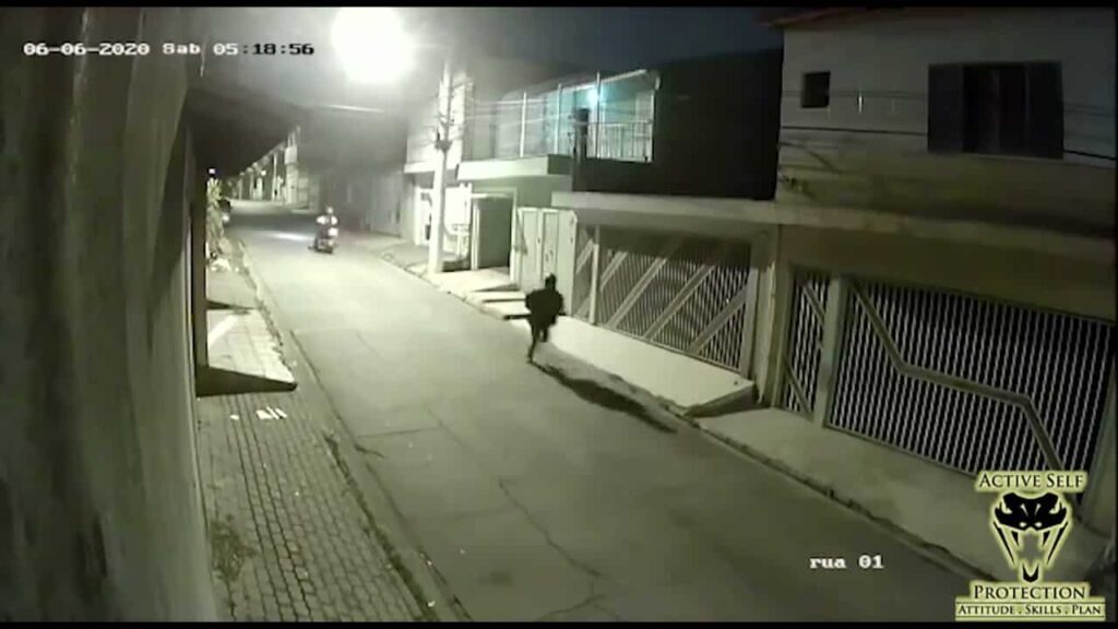 Brazilian Defender Fights Off Two Moto Robbers