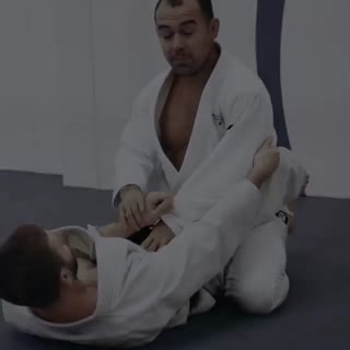 Brilliant way to break a cross sleeve grip by Marcelo Garcia