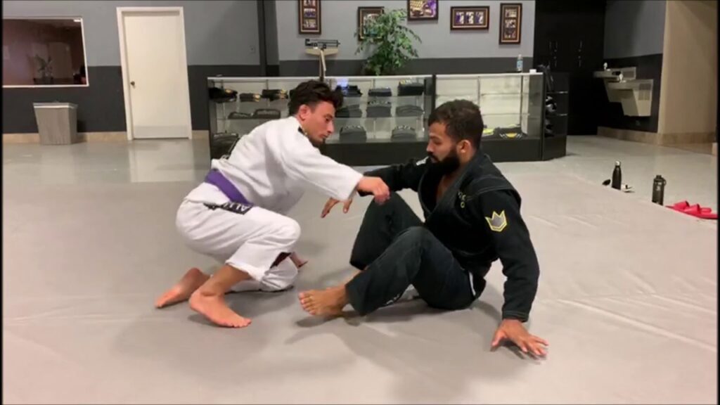 Bruno Malfacine ensina raspagem puxando a gola no Jiu-Jitsu