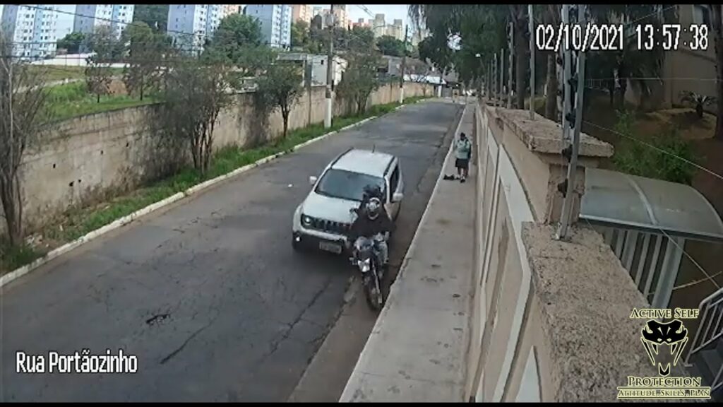 Bystander Rams Car Into Moto Robbers