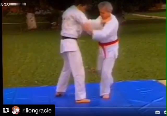 Carlos Gracie at 88 years old practicing a takedown into armbar on his son Rilion Gracie.