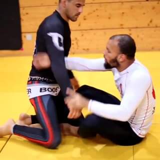 Charles Harriott demonstrates a quick and slick entry into a very tight kneebar,...