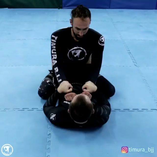 Cool triangle set up from closed guard
 #bjj  #triangle
 credit @timura_bjj
