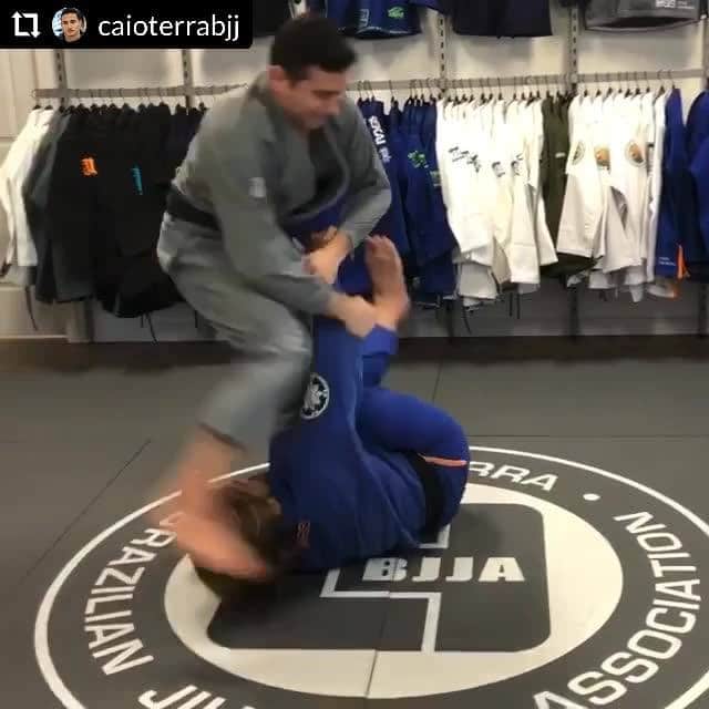 Countering the spider guard with a spinning armbar, Caio Terra style.