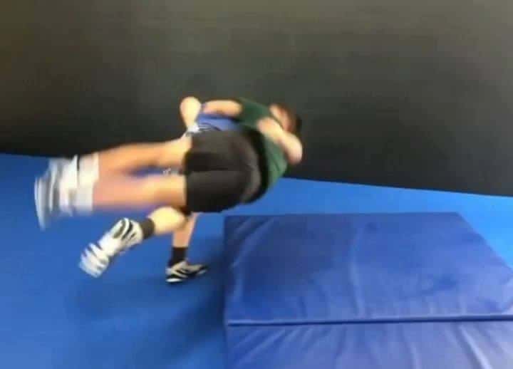 Defesa das costas com Harai-Goshi. De @jflojudo e @yogaforbjj
 -
 Back take defe