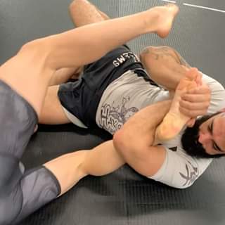 Easy Toe Hold against those who like to smash with both knees. Also works against