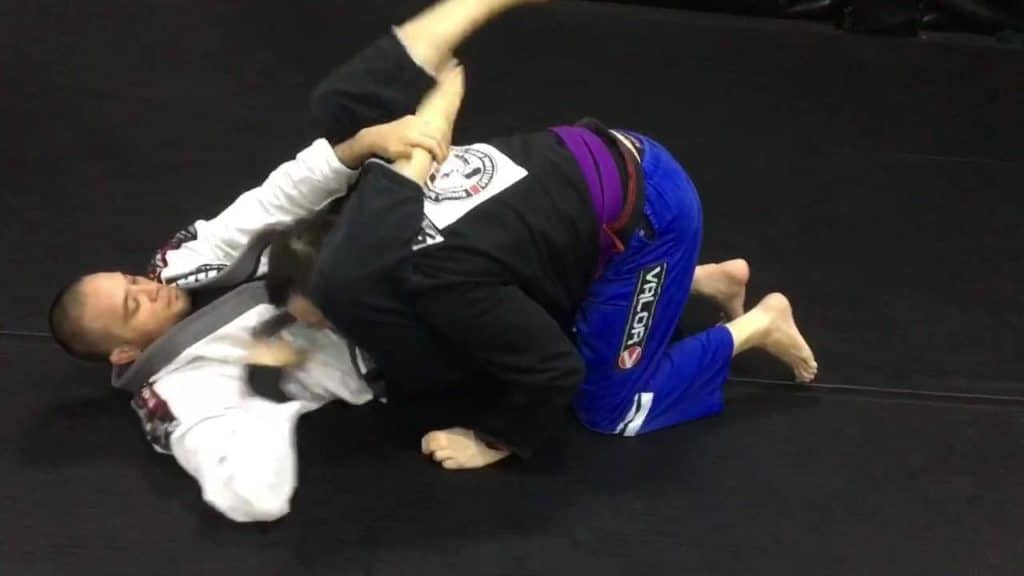 Easy triangle set up from knee shield half guard by Gile Huni BJJEE.com