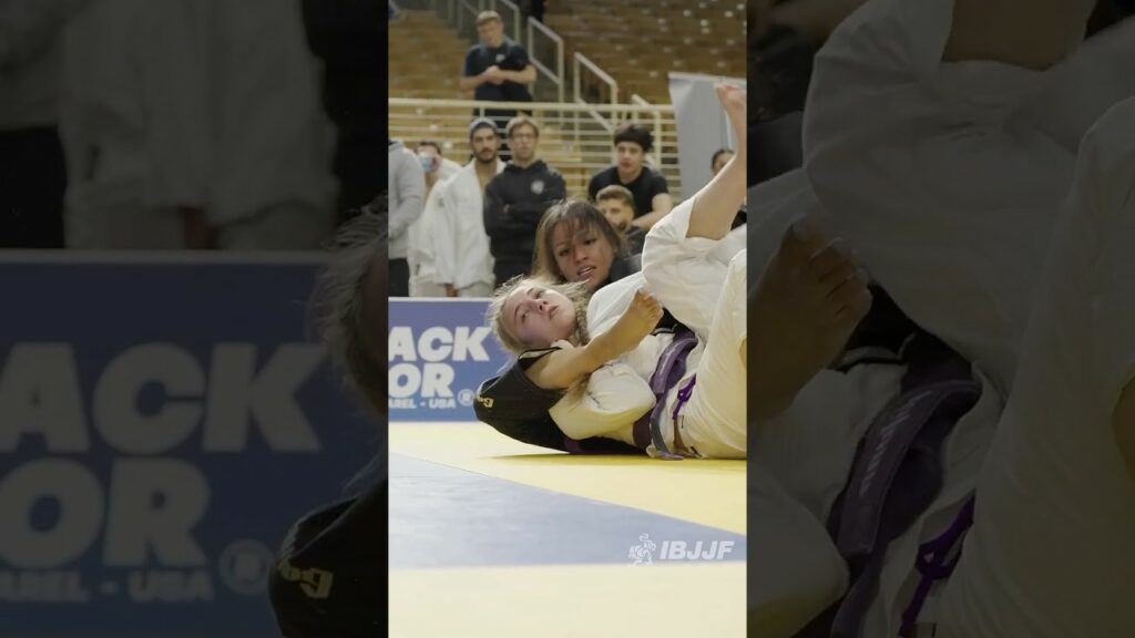 Emily Leyva gets a sub in the light-featherweight semi final! #ibjjf #bjj #jiujitsu