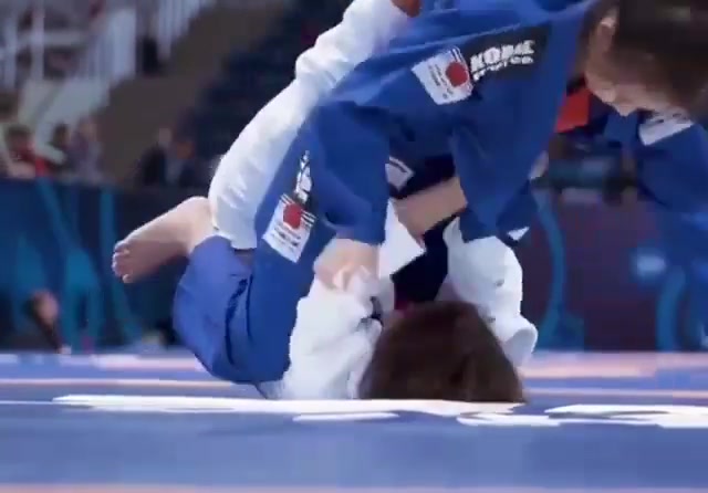 Escaping from the mount using the opponent's belt. Legal under @unitedworldgrappling and illegal under IBJJF