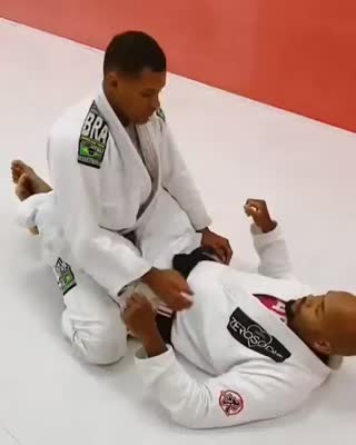 Excellent choke from closed guard by @ronijamelaobjj