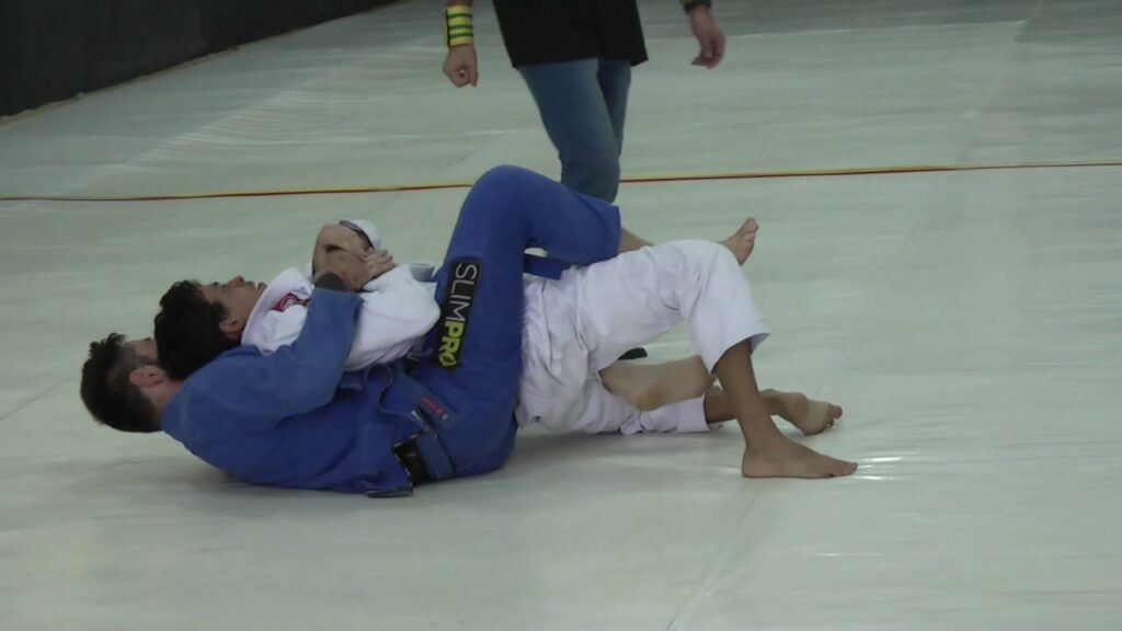 FEU BJJ - LUTA DE FAIXA AZUL COM FINALIZAÇÃO DE ARCO E FLECHA