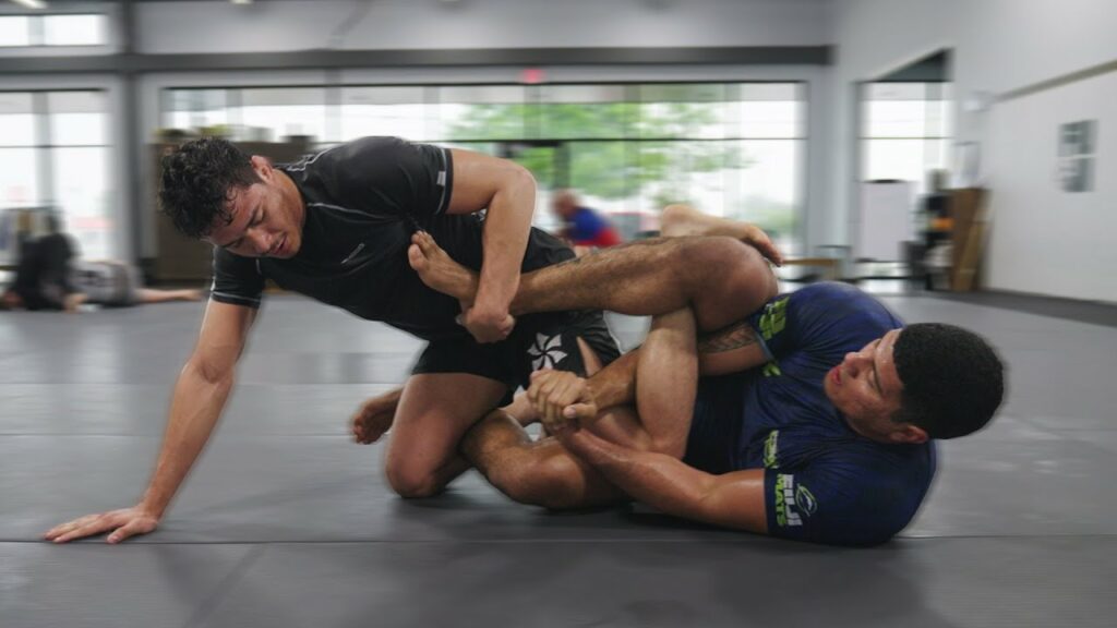 FULL ROUND: Victor Hugo Shows The Big Man Flow