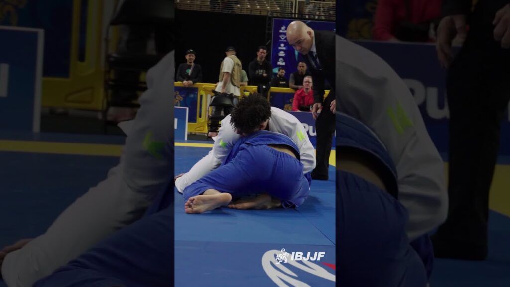 Finish from Marcos Gomes to advance to the light-feather semifinals!