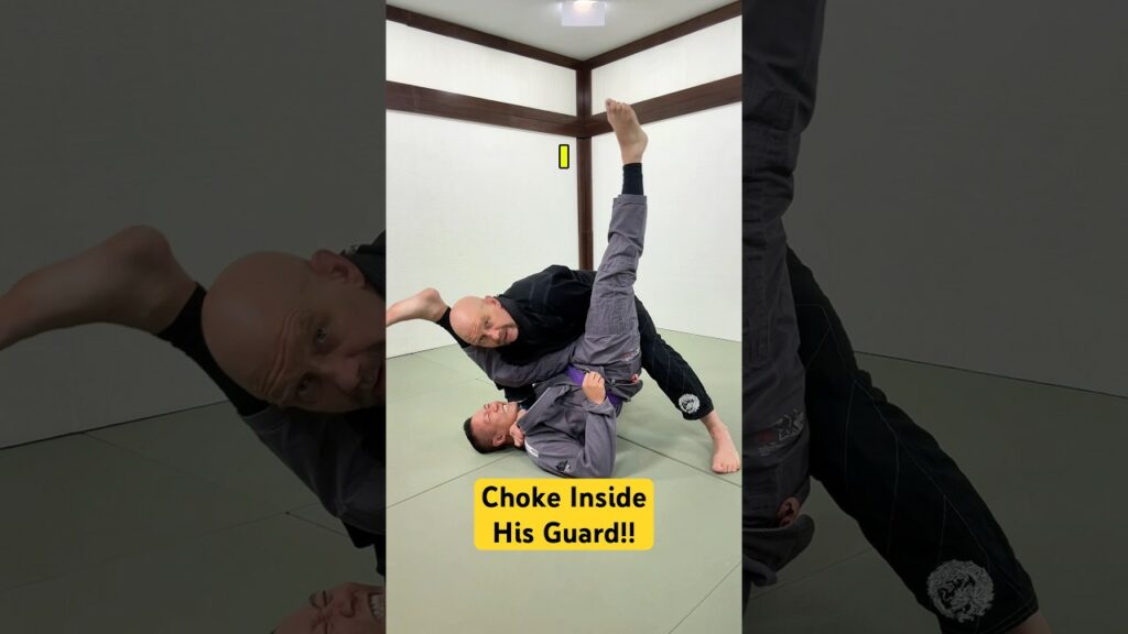 Finish the smash pass by choking him without ever fully passing his guard #bjj #martialarts