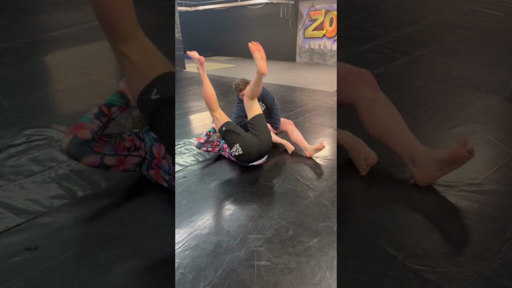 Forcing and controlling the omoplata roll