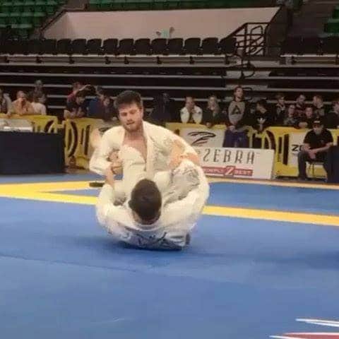 Fresh out of the @orandaybjj lab. Drop a  if you like this sequence!
 #Repos...