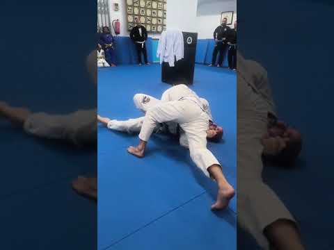 Fui desafiado por um faixa azul de 100 kilos durante um seminário na Europa jiu-jitsu