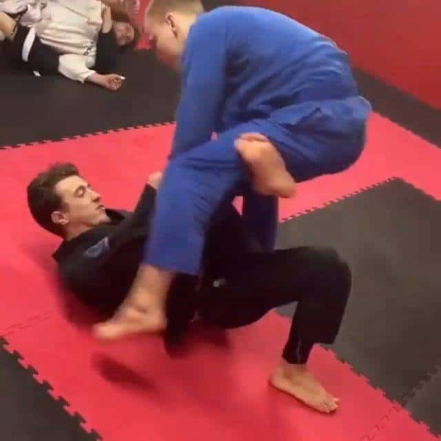 Guarda Laçada para as costas, de @lakesbjj - Back take from the Lasso guard, by