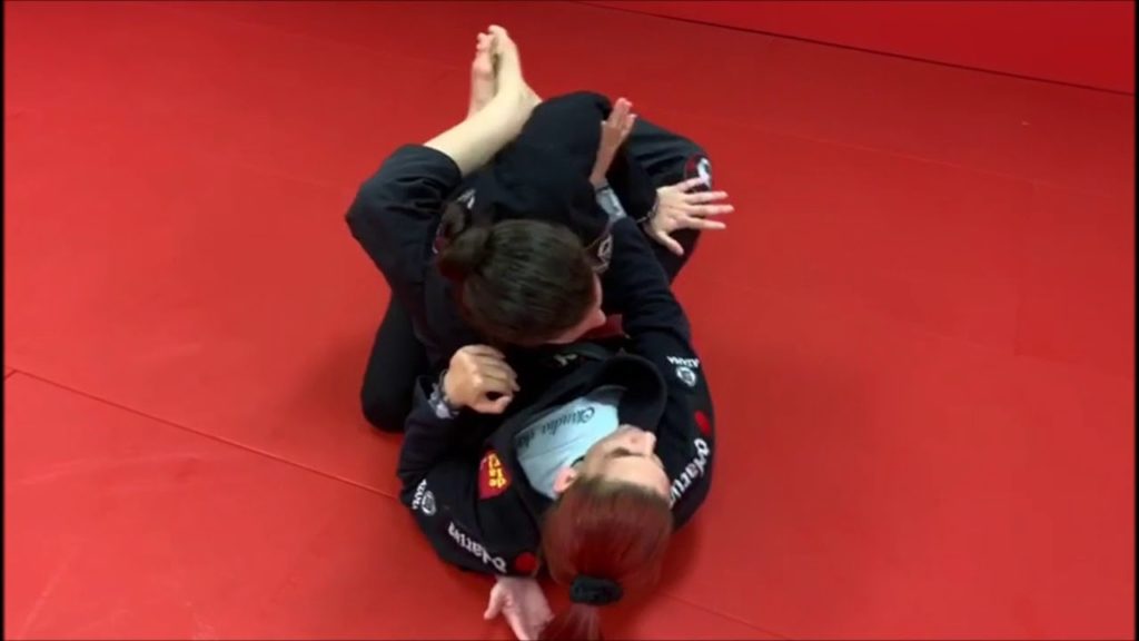 Guarda, bloqueio e triângulo. Campeã mundial de Jiu-Jitsu ensina defesa pessoal na Macarra Team
