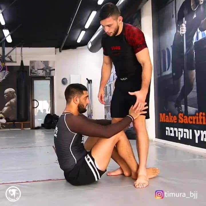 Guest technique by the talented @saarshemesh18. Shin guard > reverse x-guard ...