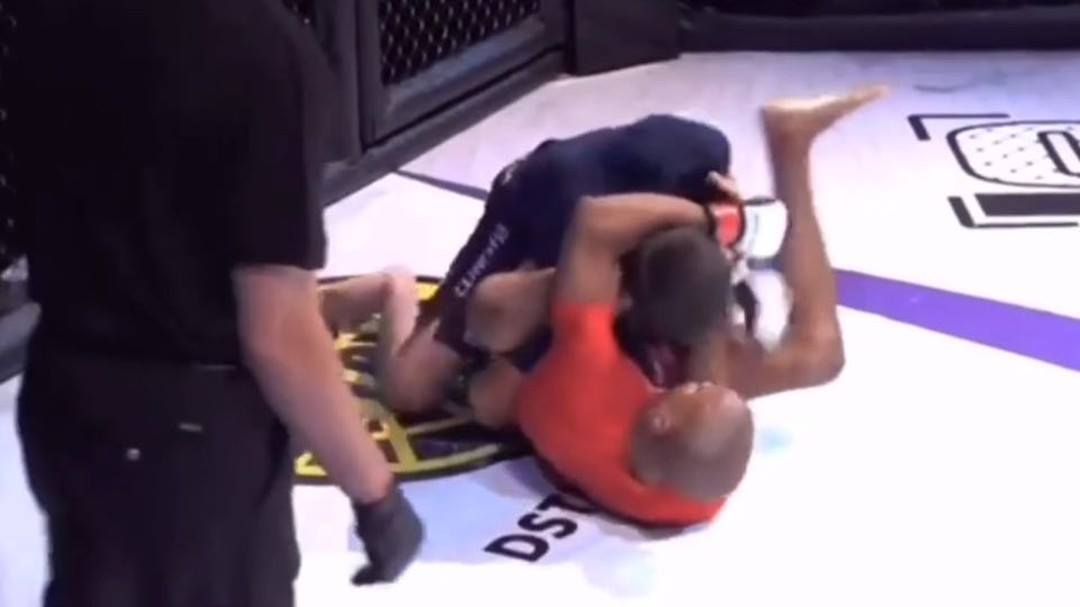 Hands down the best executed #RubberGuard finish in MMA that I’ve ever seen. @benjaminsample has been killing the game for years  @rubberguardassassins