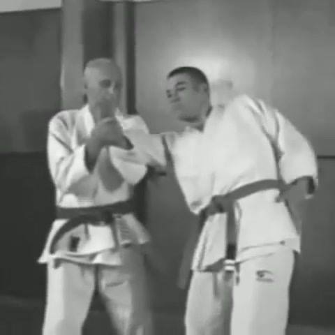 Helio Gracie left a couple of joint locks for you under the tree Oss