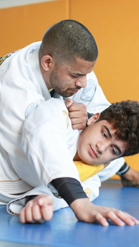 Here is a sweet Robson Moura style half guard pass to the back with a Ezequiel ch...