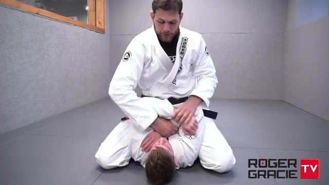 Here's a detail Roger Gracie use a lot to make sure he secure the armlock from mo