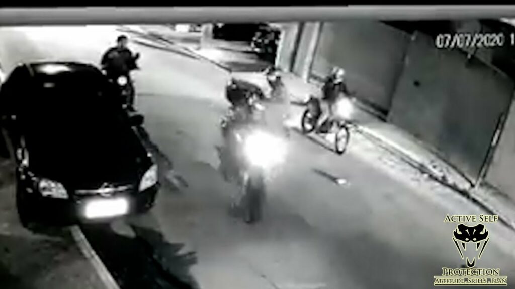 Hero Bystander Smokes Moto Robbers
