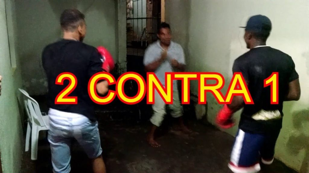 INACREDITÁVEL UM SENHOR DE 60 ANOS DERRUBA DOIS GAROTÕES FOLGADOS COM UM GOLPE