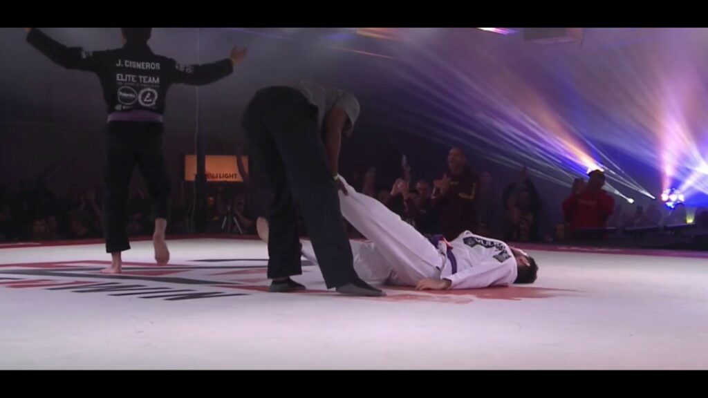 INSANE Teepee Choke at F2W Puts Opponent To Sleep!