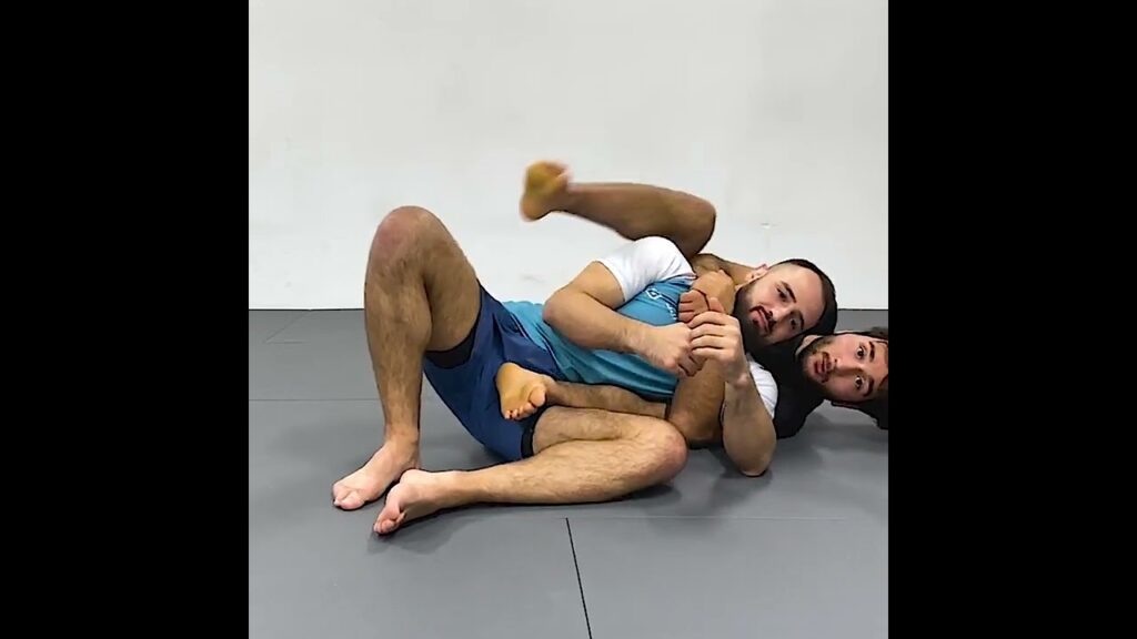 INVERTED GOGO CLINCH by Batuhan Asig