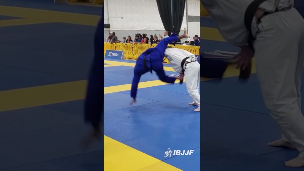 Incredible flying arm-bar by Sandrey Silva at the St. Louis Open!