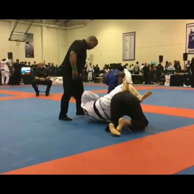 It's all in the hips! Triangle by Claudia do Val (@claudiadovalbjj)