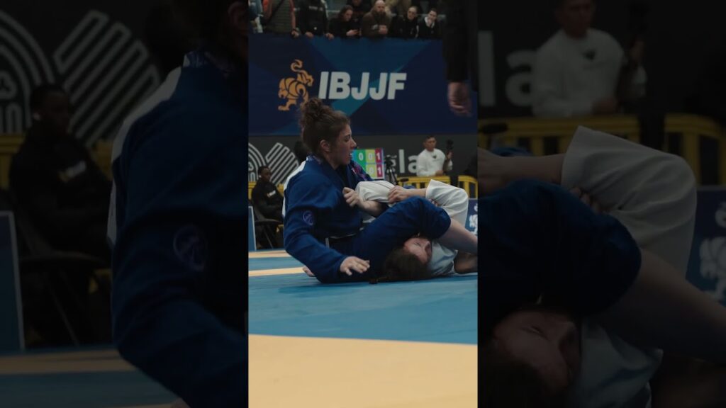 Izadora Cristina gets the arm bar! #bjj #ibjjf #jiujitsu