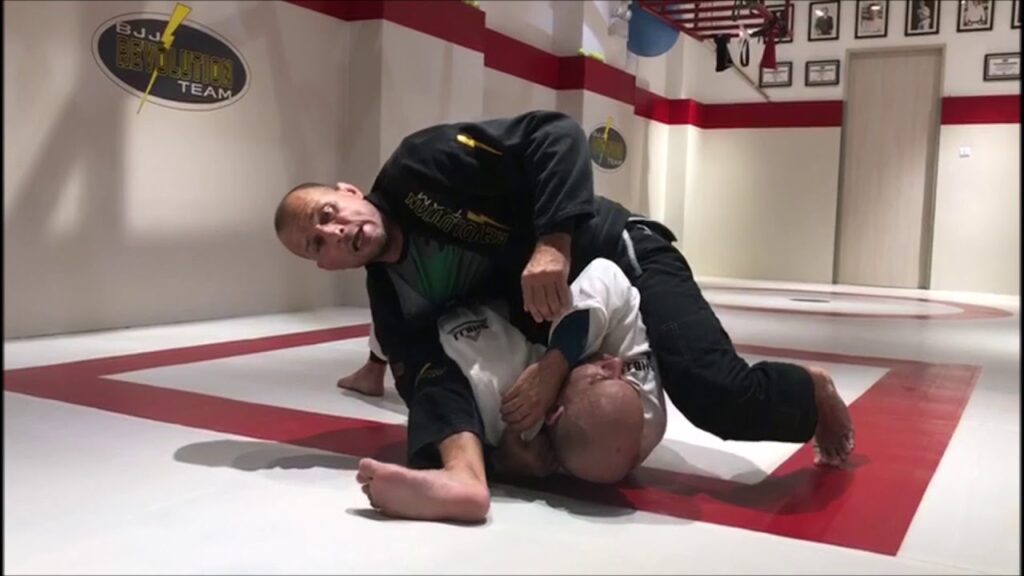 Jiu-Jitsu: Rodrigo Medeiros ensina transição da montada para estrangulamento nas costas