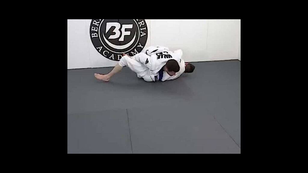 KNEE SHIELD COIN SWEEP  - Lucas Valle