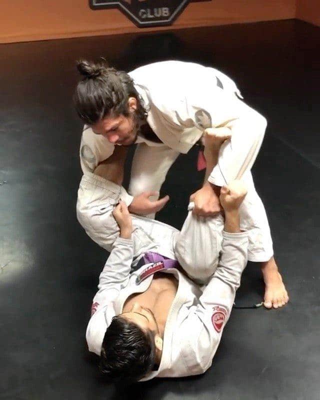 Lasso pass by the amazing @aryfariasmma. .
 .
 Tag a training partner ⁣
 .
 ...